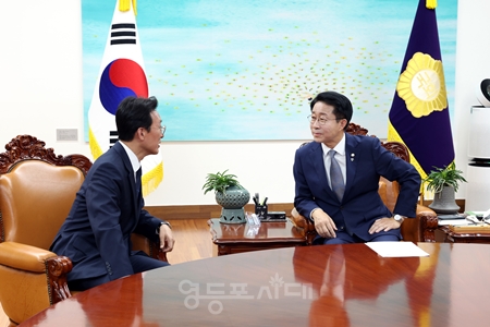 ▲조정식 신임 국회의장이 10일 오후, 의장 취임 축하 인사차 예방한 김민석 국무총리를 만나 대화를 나누고 있다. ⓒ국회 제공 