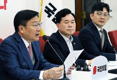 ▲정점식 원내대표(왼쪽)가 12일 국회에서 기자간담회를 열고 이재명 정부와 민주당에 3대 국정 기조 전환에 나설 것을 촉구하고 있다. ⓒ영등포시대