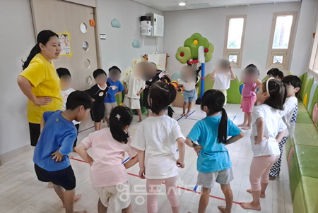 ▲영플투게더 찾아가는 어디든 놀이터 놀이 활동 모습ⓒ영등포종합사회복지관