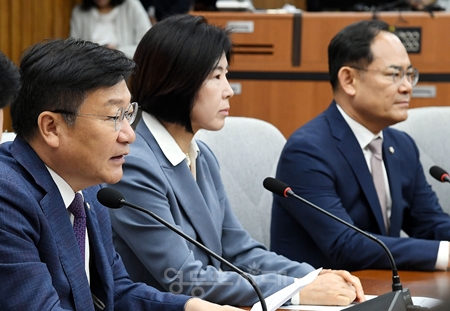 ▲정점식 국민의힘 원내대표(왼쪽)가 16일 국회에서 신임 원내대표단 구성 후 첫 번째 원내대책회의를 열고 이재명 정부의 부동산 정책 기조 전환을 촉구하고 있다. ⓒ영등포시대