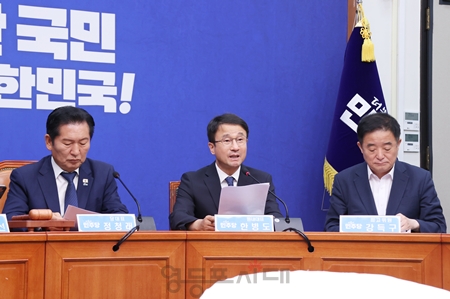 ▲한병도 원내대(가운데)가 이번 투표용지 부족 사태에 대해 “민주공화국의 가장 기초적인 기본권인 국민 참정권을 훼손한 대참사”로 규정하고 강하게 비판하고 있다. ⓒ영등포시대