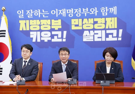 ▲한병도 민주당 원내대표(가운데) 6월 18일 국회에서 열린 정책조정회의 모두 발언에서 “민생 국회 가동”을 강조하고 있다.ⓒ영등포시대