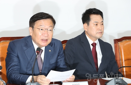 ▲정점식 국민의힘 원내대표(왼쪽)가 18일 국회에서 열린 최고위원회의 모두 발언에서 “국민의힘은 원 구성 협상의 대전제는 ‘법사위를 제자리로’라는 것”이라고 밝히고 있다. ⓒ영등포시대