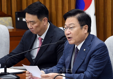 ▲정점식 원내대표(오른쪽)가 23일 국회에서 열린 원내대책회의 모두발언에서 민주당이 ‘일하는 국회를 위해 법사위원장을 맡아야 한다’라고 주장하는 데 대해 강하게 비판하고 있다. ⓒ영등포시대 