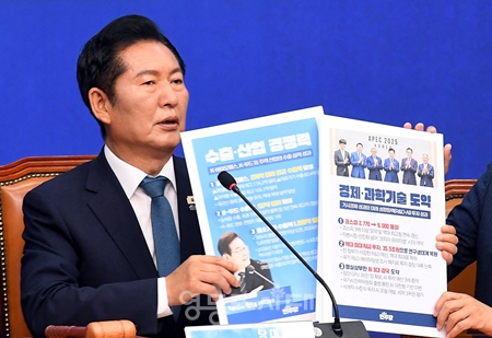 ▲정청래 대표가 24일 국회에서 열린 최고위원회의 모두발언 중 이재명 정부 1년간의 성과를 정리한 팻말을 들어 보이며 이재명 정부의 성과를 설명하고 있다. ⓒ영등포시대