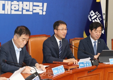 ▲한병도 원내대표(가운데)가 “국민의힘의 민생 보이콧에 마침표를 찍겠다”라며 국민의힘에 상임위원 명단 제출을 촉구하고 있다. ⓒ영등포시대