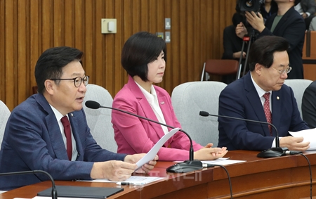 ▲정점식 원내대표(왼쪽)가 26일 원내대책회의 모두발언에서 “보완수사권 전면 폐지는 정치적 구호에 불과하다”라며 정부와 민주당을 싸잡아 비판하고 있다. ⓒ영등포시대