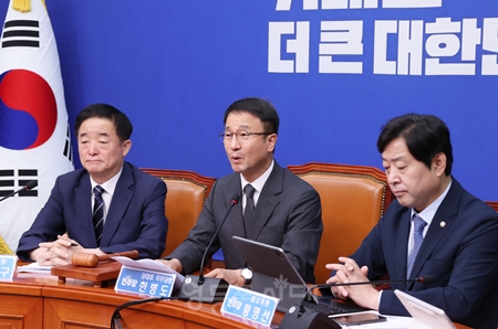 ▲한병도 당대표 직무대행 겸 원내대표(가운데)가 15일 국회에서 열린 최고위원회 모두 발언에서 홈플러스 사태에 대한 “청문회를 추진하겠다”라고 밝히고 있다. ⓒ영등포시대