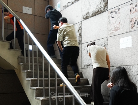 ▲영등포소방서가 7월 16일 영등포장애인자립생활센터에서 소방안전교육을 실시하고 있다.ⓒ영등포소방서