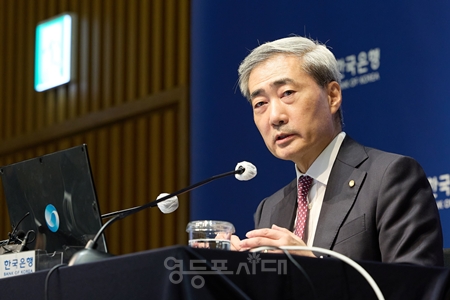 ▲신현송 한국은행 총재가 7월 16일 기자 간담회를 열고 “기준금리를 연 2.50%에서 2.75%로 0.25%포인트 인상한다”라고 밝히고 있다.ⓒ한국은행