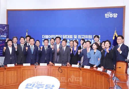 ▲민주당 8·17 전대에 출마한 당 대표 후보와 최고위원 후보들이 공명선거 실천을 다짐하고 있다. ⓒ영등포시대
