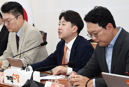 ▲이준석 대표(오른쪽)가 7월 23일 국회에서 열린 최고위원회의 모두발언에서 민주당의 보완수사권 폐지 당론에 대해 “지금 벌어지는 일은 개혁이 아니라 누가 더 세게 검찰을 때리는지 겨루는 당권 경쟁”이라고 비판했다. ⓒ영등포시대