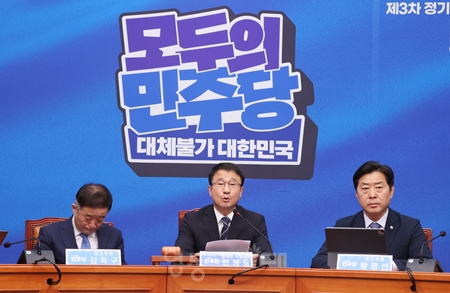 ▲한병도 당대표 직무대행(가운데)이 8월 3일 국회에서 열린 최고위원회의 모두발언에서 국민의힘 형사소송법 개정안 관련. 헌법소원심판 청구를 예고한 것에 대해 강하게 비판하고 있다. ⓒ영등포시대