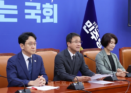 ▲한병도 민주당 당대표 직무대행 겸 원내대표(가운데)가 8월 4일 원내대책회의에서 이번 정부의 세제 개편안에 대해 “조세 정상화 방안”이라고 강조하고 있다.ⓒ영등포시대