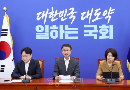 ▲한병도 원내대표(가운데)가 중수청의 규모와 운영 방안에 대해 밝히고 있다. ⓒ영등포시대 