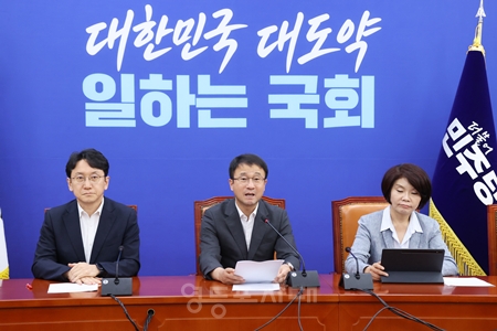 ▲한병도 민주당 원내대표(가운데)가 8일 국회에서 열린 원내대책회의에서 장동혁 국민의힘 대표의 최근 발언에 대해 강하게 성토하고 있다. ⓒ영등포시대