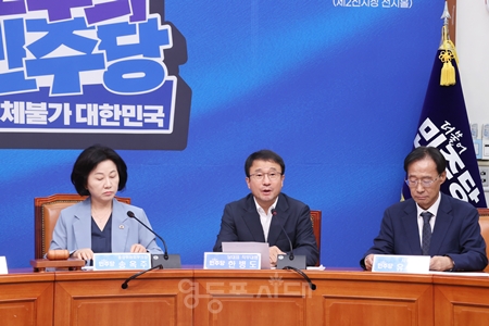 ▲한병도 민주당 당대표 직무대행(가운데)이 8월 11일 국회에서 열린 제7차 중앙위원회 인사말을 하고 있다. ⓒ영등포시대