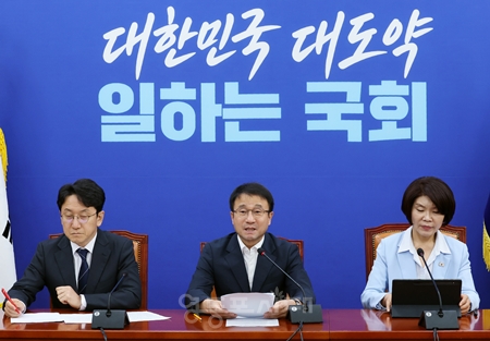 ▲한병도 원내대표 8월 12일 국회에서 열린 원내대책회의 모두발언에서 국민의힘에 “주택 공급 법안 처리에 협조할 것”을 촉구하고 있다. ⓒ영등포시대
