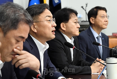 ▲신장식 대표(왼쪽에서 두 번째)가 8월 18일 국회에서 최고위원회의와 국회의원 연석회의 모두 발언에서 “민주당 새 지도부가 잘해주시길 바란다”라고 당부하고 있다. ⓒ영등포시대