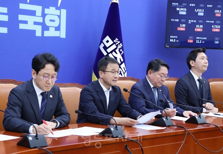 ▲한병도 원내대표(왼쪽에서 두 번째)가 8월 18일 국회에서 열린 원내대책회의 모두 발언에서 20일 본회의를 반드시 개최해 국민의 삶과 직결된 민생 법안을 처리하겠다”라고 선언하고 있다. ⓒ영등포시대 