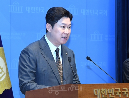 ▲진종오 의원이 8월 21일 국회 소통관에서 긴급 기자회견을 열고 중앙윤리위원회의 결정에 대해 “달을 가리켰더니, 그들은 여전히 손가락 끝만 보고 있다”라며 강하게 비판하고 있다. ⓒ영등포시대 
