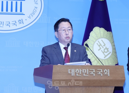 ▲유용원이 8월 27일 국회 소통관에서 기자회견을 열고 ‘핵추진잠수함사업에 관한 특별법안’ 대표 발의에 대한 배경을 밝히고 있다. ⓒ영등포시대 
