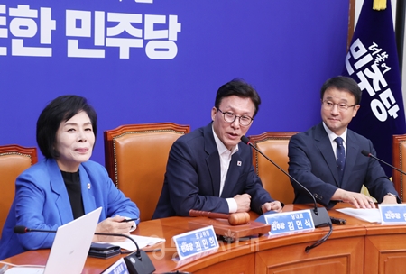 ▲김민석 대표(가운데)가 8월 31일 국회에서 열린 최고위원회의 모두 발언에서 “가칭 ‘전작권 환수 추진단’ 단장에 김병주 의원을 임명했다.”라고 밝히고 있다. ⓒ영등포시대 