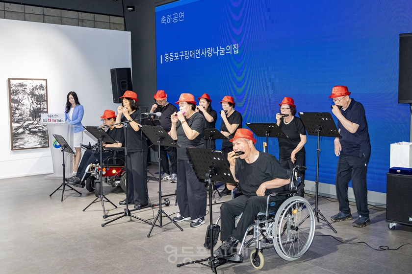 ▲영등포구장애인사랑나눔의집 버드나무 공연팀이 하모니카 연주를 하고 있다. ⓒ영등포시대