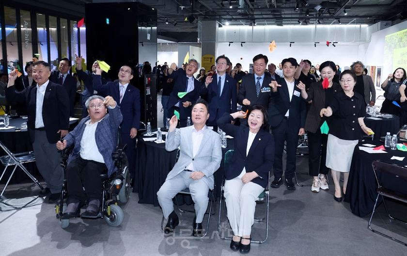 ▲참석자들이 종이비행기에 희망과 응원의 메시지를 적어 힘차게 날리고 있다. ⓒ영등포시대