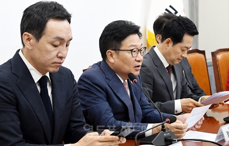 ▲정점식 국민의힘 원내대표(가운데)가 9월 10일 국회에서 열린 최고위원회의에서 4개 부처 장관후보자를 향해 “모두 함량 미달”이라며 사퇴를 촉구하고 있다. ⓒ영등포시대 
