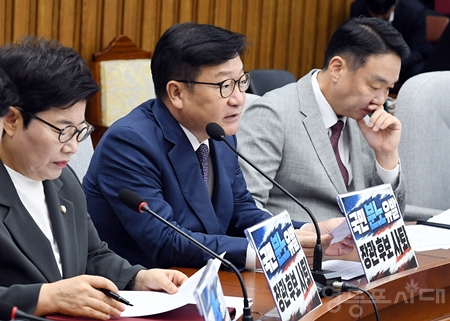 ▲정점식 원내대표(가운데)가 11일 국회에서 열린 원내대책회의 모두 발언에서 김승원 법무부 장관 후보자에 대해 “인사청문회가 아니라 국정조사를 받아야 한다”라고 주장하고 있다. ⓒ영등포시대