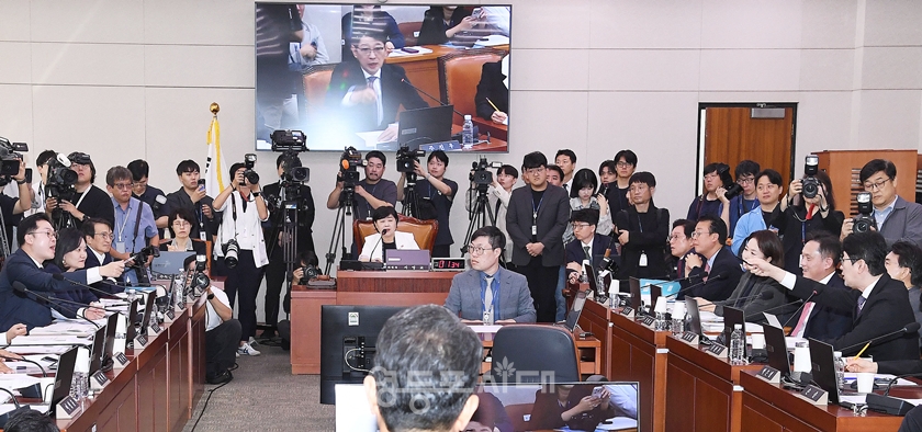 ▲15일 국회에서 열린 김승원 법무부 장관 후보자 인사청문회장에서 여야 의원들이 삿대질하며 서로 맞고함을 치고 있다. ⓒ 영등포시대