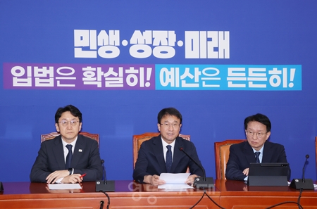 ▲한병도 원내대표(가운데)가 17일 국회에서 열린 정책조정회의 모두 발언에서 이재명 대통령의 5개국 다자 정상회의와 관련해 “국회의 뒷받침이 필요하다.”고 강조하고 있다.ⓒ영등포시대