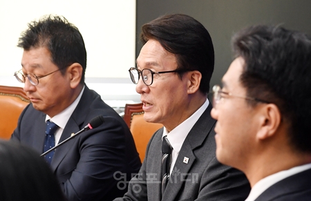 ▲김민석 민주당 대표(가운데) 9월 21일 국회에서 오준호 기본소득당 신임 대표를 접견하고 “연대감”을 강조하고 공유하는 정당이라고 밝히고 있다. ⓒ영등포시대