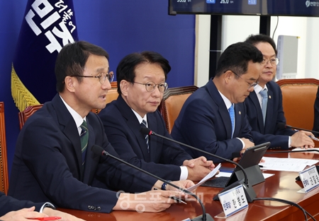 ▲한병도 민주당 원내대표(왼쪽)가 22일 국회에서 열린 원내 대책회의에서 이재명 대통령의 유엔 총회 기조연설과 멕시코 국빈 방문의 의미를 강조하고 있다. ⓒ영등포시대 