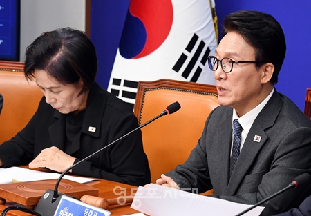 ▲김민석 민주당 대표(오른쪽)가 23일 국회에서 열린 최고위원회의에서 “대미 협상 경과와 결과를 산자위에서 비밀리에 녹취해 언론에 뿌린 것에 대해 강하게 비판하고 있다. ⓒ영등포시대 