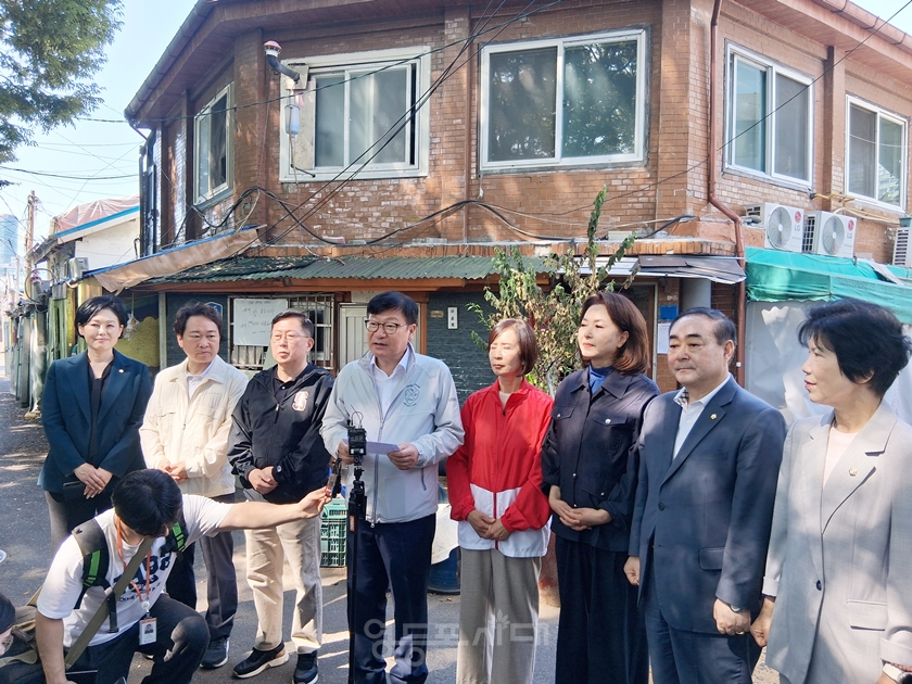 ▲정점식 국민의힘 원내대표가 23일 영등포 쪽방촌상담소와 쪽방촌을 방문해 민생 현장을 살피고 있다. ⓒ영등포시대 