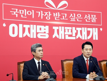 ▲장동혁 대표(오른쪽)가 28일 국회에서 강신철 신임 국방부 장관을 접견하고 “가을이 다가왔는데 대한민국은 이미 겨울이 온 것 같다”며 안보 상황에 우려를 나타내고 있다.ⓒ영등포시대