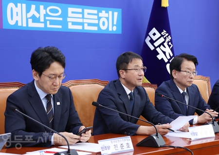 ▲한병도 민주당 원내대표(가운데)가 9월 29일 국회에서 열린 원내대책회의 모두 발언에서 추석민심을 전하고 있다. ⓒ영등포시대 