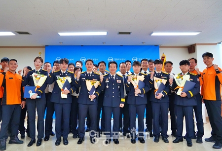 ▲10월 1일 영등포소방서에서 개최된 근속 승진자 임용장과 이달의 일꾼 및 영등포소방서 히어로즈 수상식에 참석한 관계자들이 기념사진을 찍고 있다. ⓒ영등포시대 