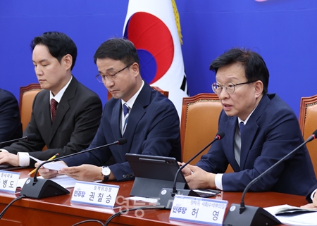 ▲민주당 권칠승 정책위의장(오른쪽)이 10월 15일 국회에서 열린 최고위원회의에서 “수도권과 지방이 함께 성장하는 3대 프로젝트와 5극 3특 성장 엔진 육성에 속도를 높여야 한다”고 강조하고 있다. ⓒ영등포시대 
