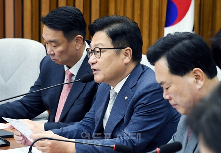 ▲정점식 국민의힘 원내대표(가운데)가 16일 국회에서 열린 국정감사 대책회의에서 “리밸런싱 유예의 배경과 책임에 대해 수단을 동원해 규명하겠다”고 밝히고 있다. ⓒ영등포시대