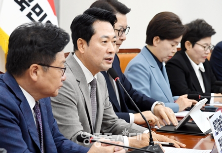 ▲장동혁 대표(왼쪽에서 두 번째)가 119일 국회에서 열린 최고위원회의 모두발언에서 민주당이 추진할 것으로 예상되는 조희대 대법원장 탄핵에 대해 “‘티읕’ 자에도 해당하지 않는다”고 주장하고 있다. ⓒ영등포시대 