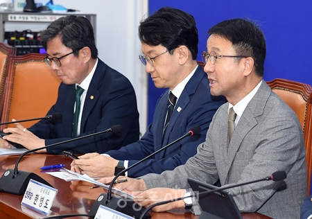 ▲한병도 민주당 원내대표(오른쪽)가 10월 20일 국회에서 열린 국정감사 대책회의에서 초광역특구법안 2건을 발의한다고 밝히고 있다. ⓒ영등포시대