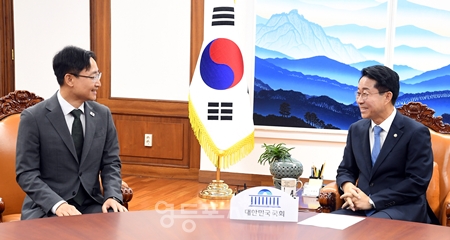 ▲조정식 국회의장은 21일 국회의장 집무실에서 임광현 신임 대통령 비서실장을 접견하고 대화를 나누고 있다. ⓒ영등포시대 