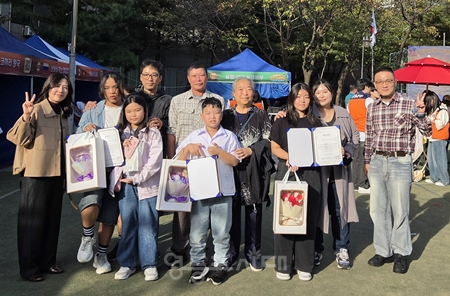 ▲영등포구가족센터가 주최한 다문화 인식 개선 AI 공모전에서 각각 수상한 가족들이 기념촬영을 하고 있다.ⓒ구립푸르름지역아동센터