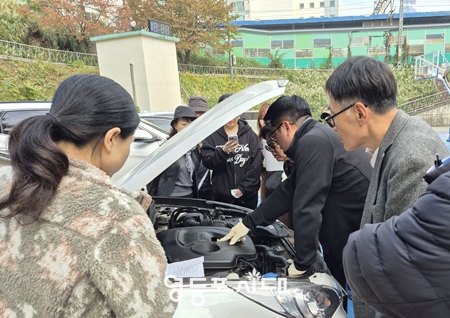 ▲‘무료 자동차 정비교실’에 참여한 구민이 현장 실습을 받고 있다. ⓒ영등포시대