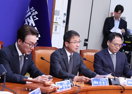 ▲한병도 원내대표(가운데)가 “중수청·공소청장이 국무회의에 참석하는 것에 대해 수사 독립성이 훼손이라고 주장하는 국민의힘을 향해 “해괴망측한 논리”라고 반박하고 있다. ⓒ영등포시대
