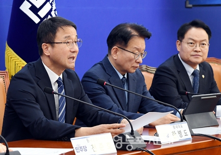 ▲한병도 원내대표(왼쪽)가 27일 국회에서 열린 국정감사 대책회의에서 모두 발언을 하고 있다.ⓒ영등포시대