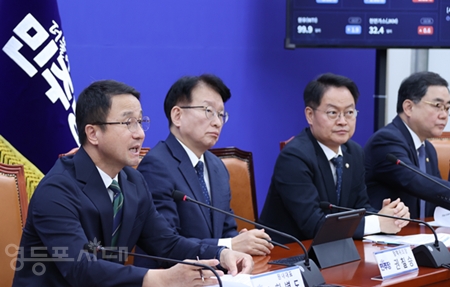 ▲한병도 민주당 원내대표(왼쪽)가 10월 29일 열린 국정감사 대책회의에서 김혜경 여사의 명예를 훼손한 혐의로 주진우 의원을 경찰에 고발했다고 밝히고 있다.ⓒ영등포시대